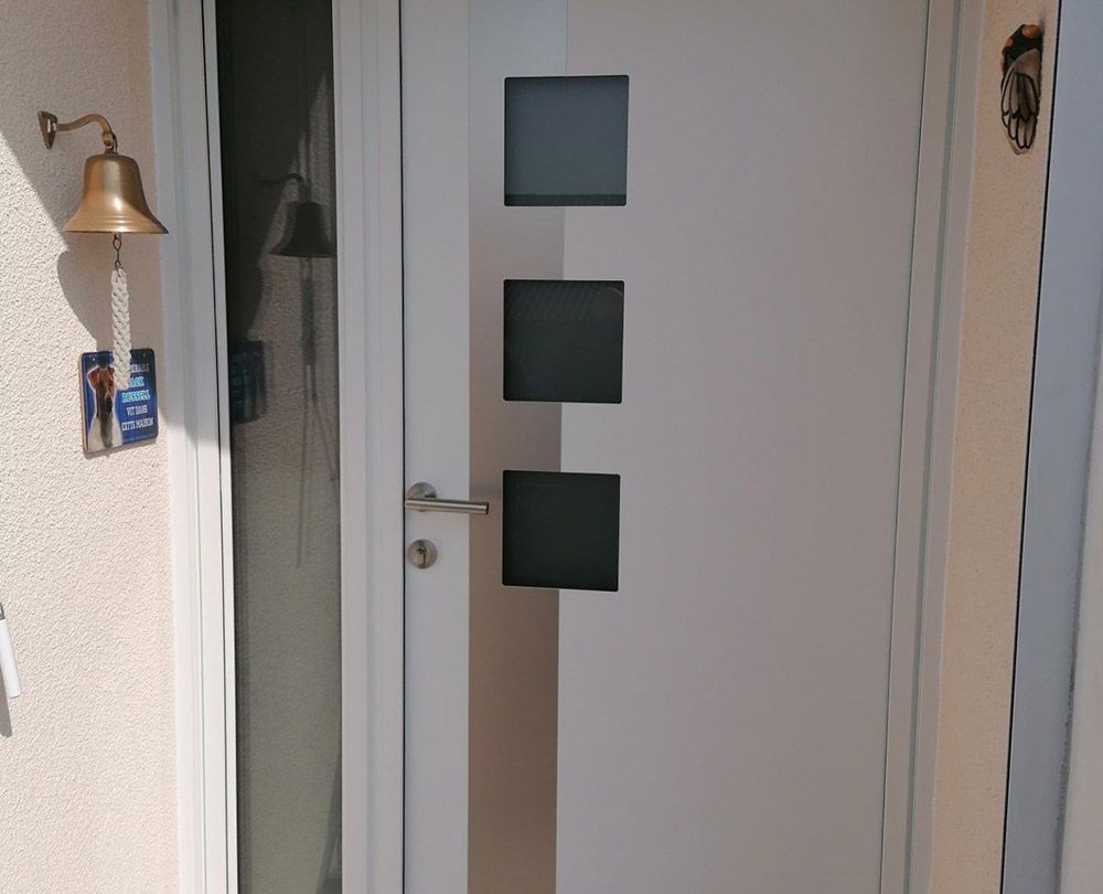 Porte d'entrée moderne blanche avec décor