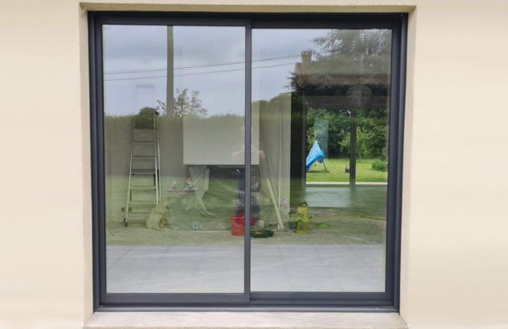 Baie vitrée coulissante noire