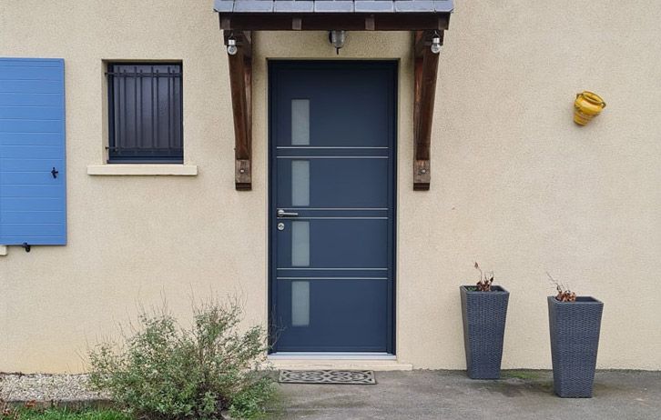 Porte d'entrée bleue sous une marquise