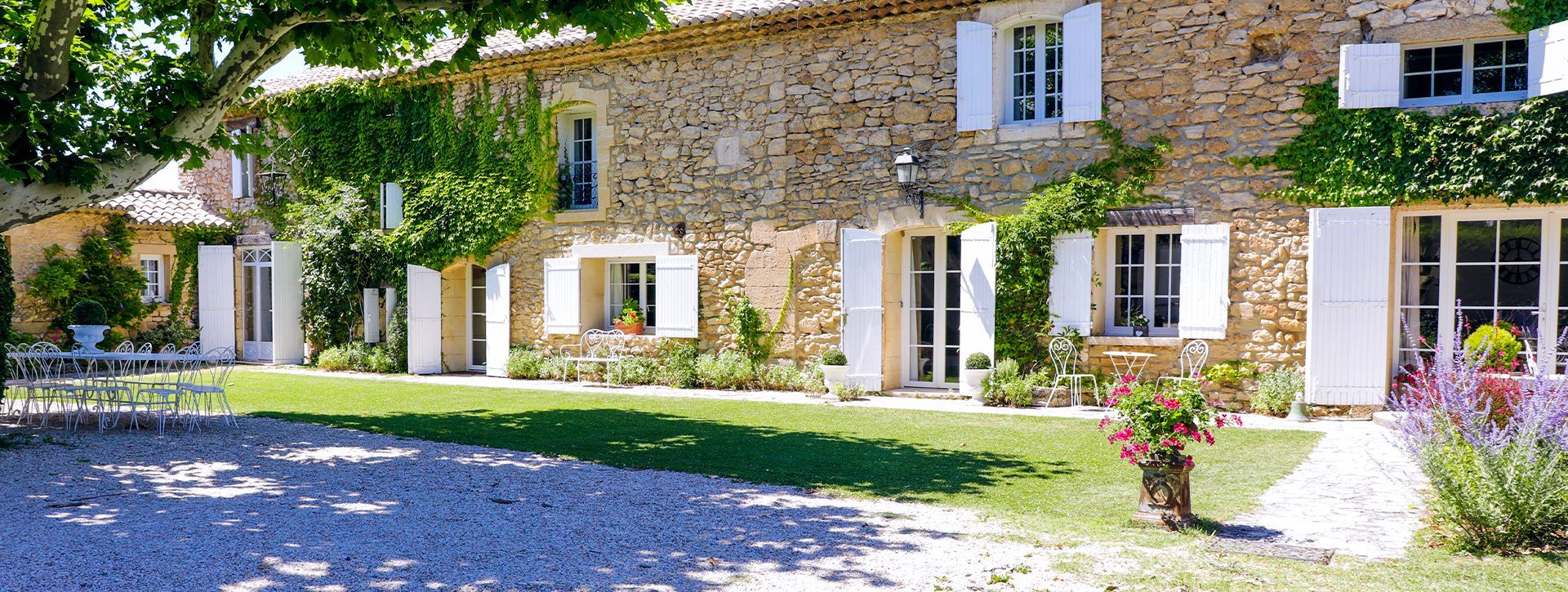 Maison traditionnelle avec des volets PVC neufs