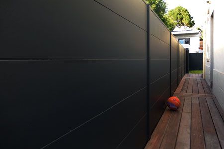 Clôture en panneaux pleins brise-vue