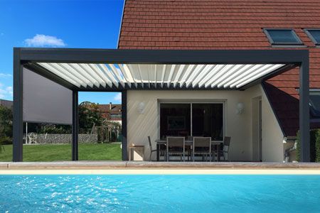 Pergola bioclimatique noire avec lames blanches