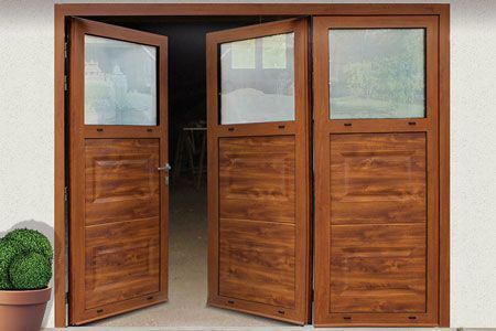 Porte de garage à trois battants et vitres