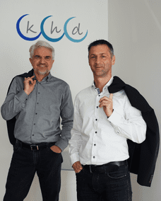 Aktenordner wird aus Regal geholt