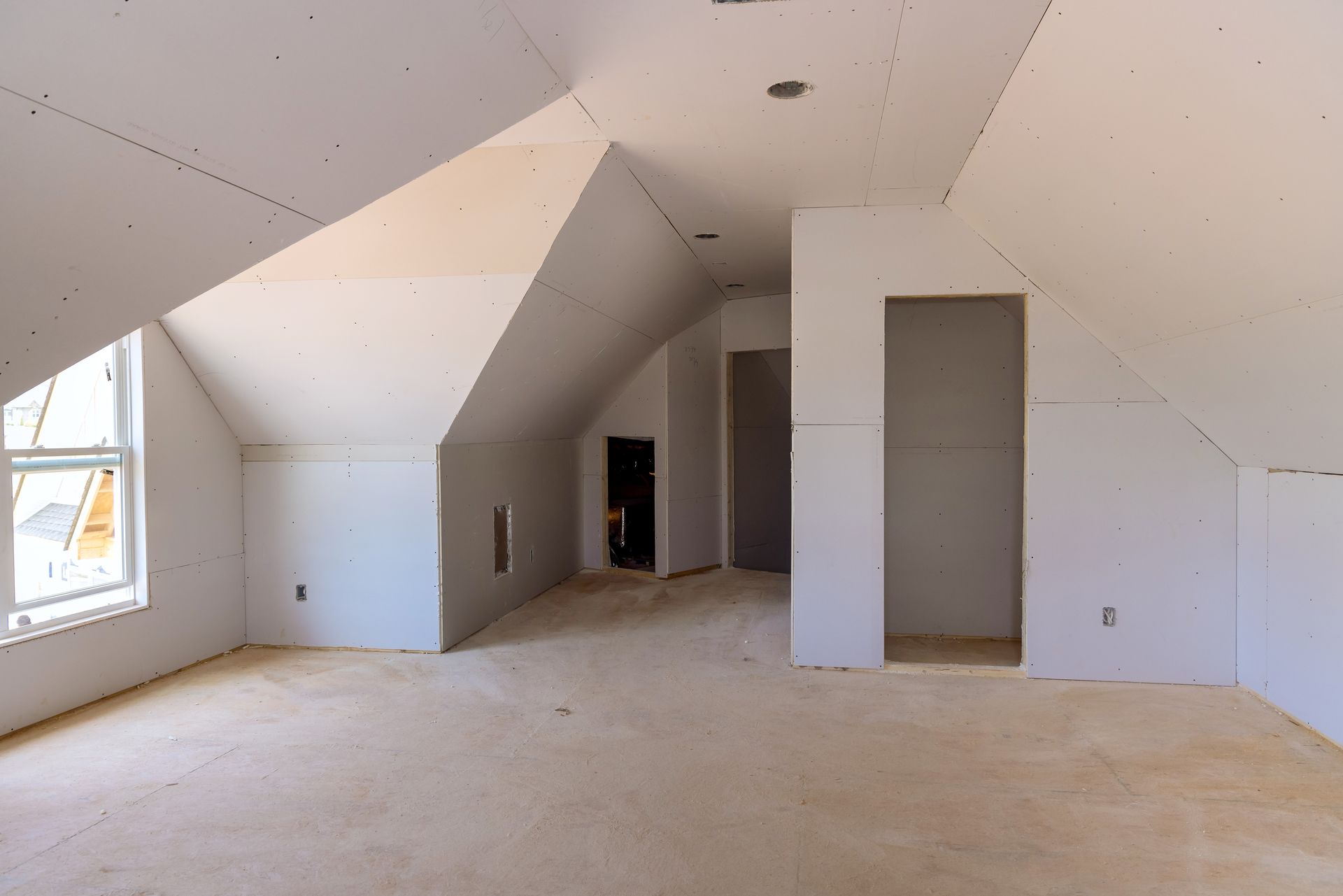 Une pièce sous les toits avec des cloisons en plaques de plâtre