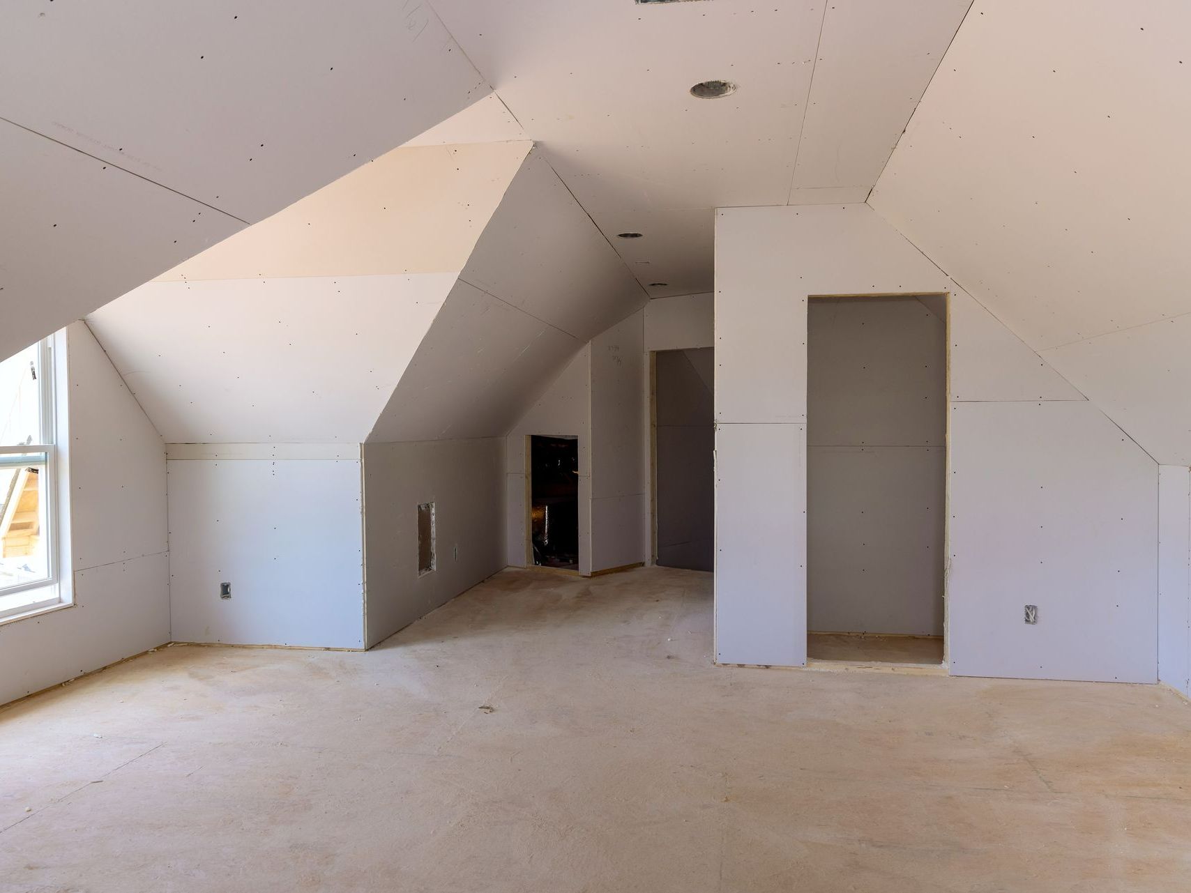 Une pièce sous combles avec des cloisons en plaques de plâtre