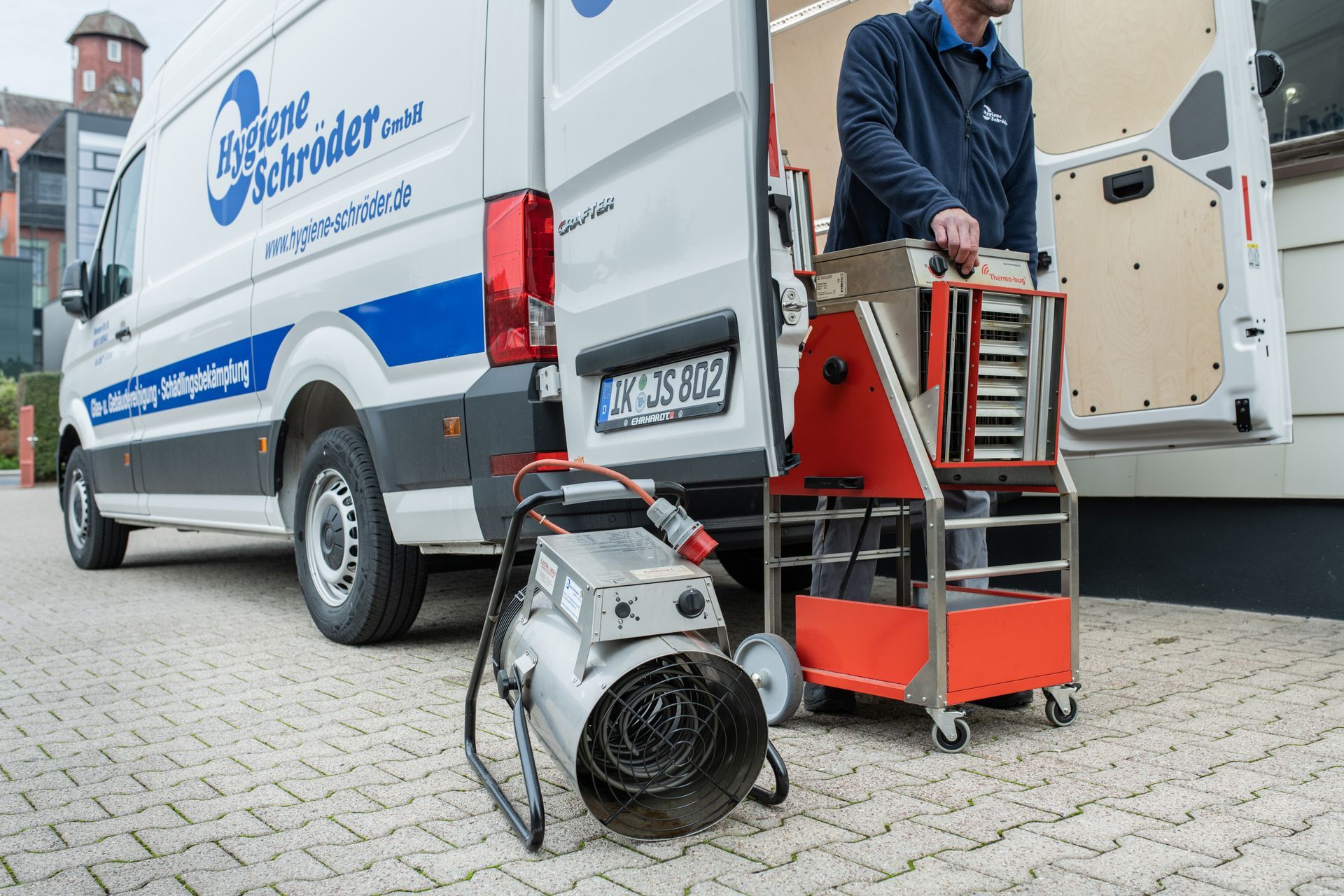 Ein Mitarbeiter von Hygiene Schröder räumt Arbeitsmaterialien aus einem Sprinter