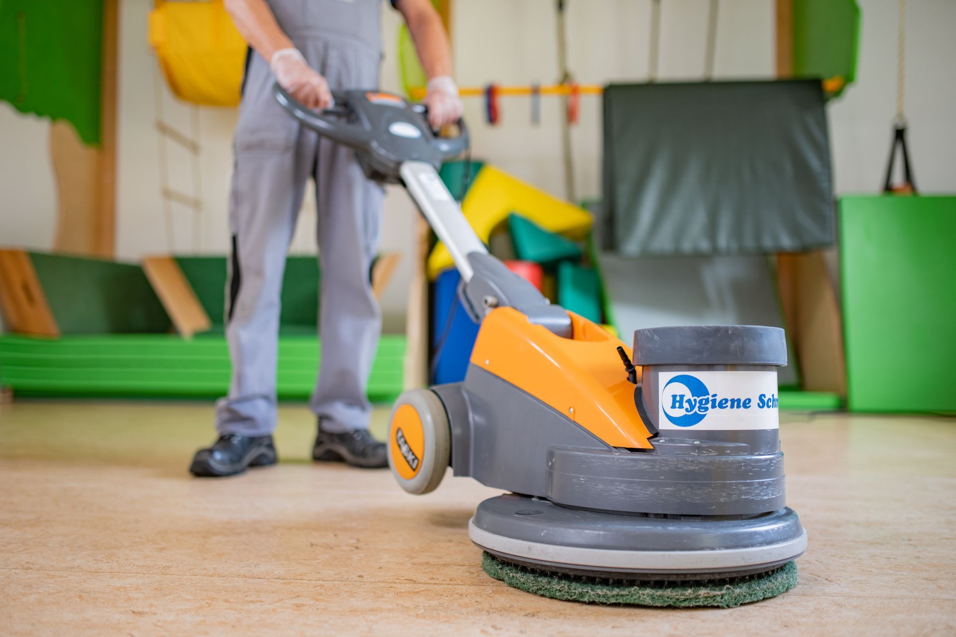 Ein Mitarbeiter von Hygiene Schröder bonert den Boden