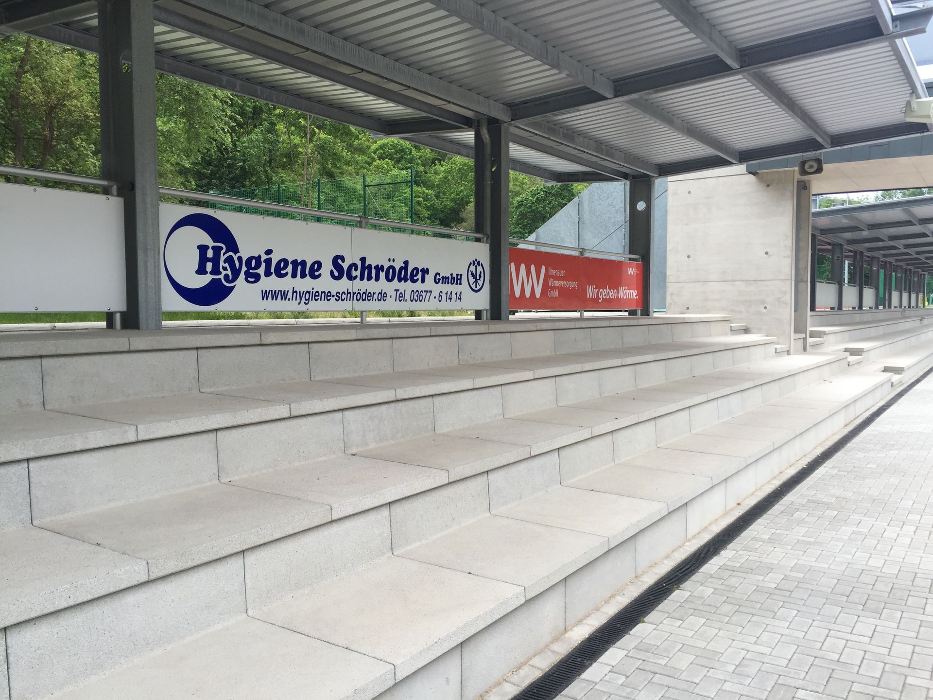 Eine Tribüne, bei welchem ein Sponsor-Schild mit Hygiene Schröder hängt