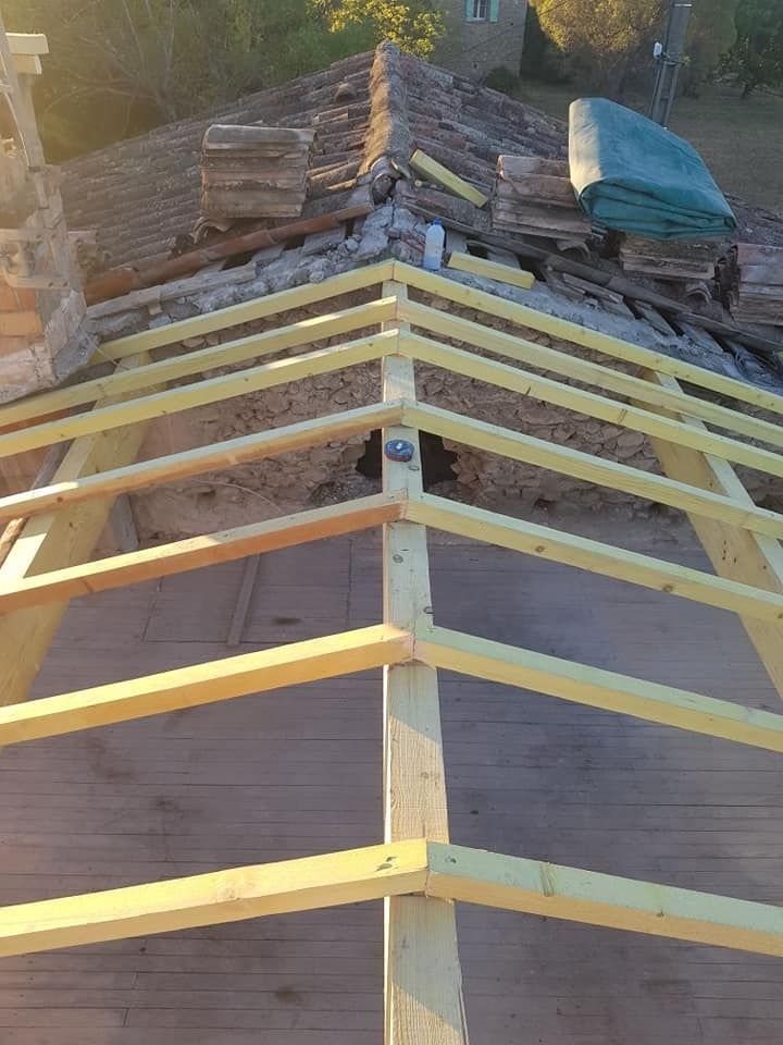 Construction d'une nouvelle charpente sur un bâtiment ancien.