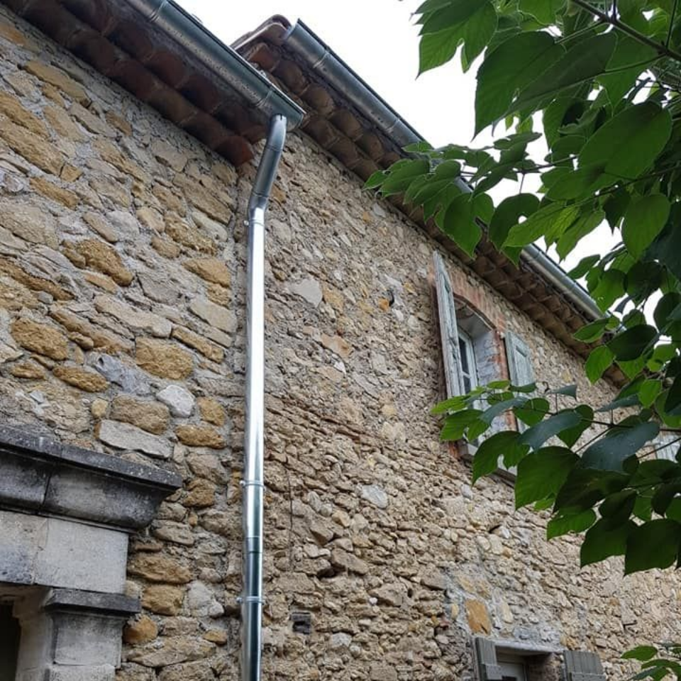 Gouttières et descentes en zinc neuves.