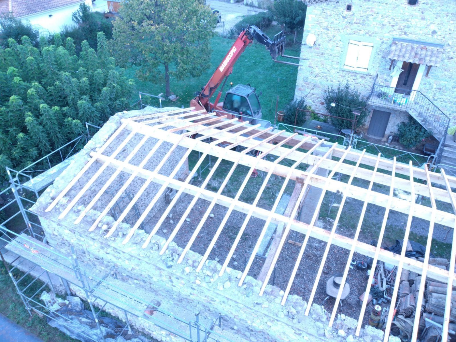 Rénovation complète de la toiture d'un ancien bâtiment.