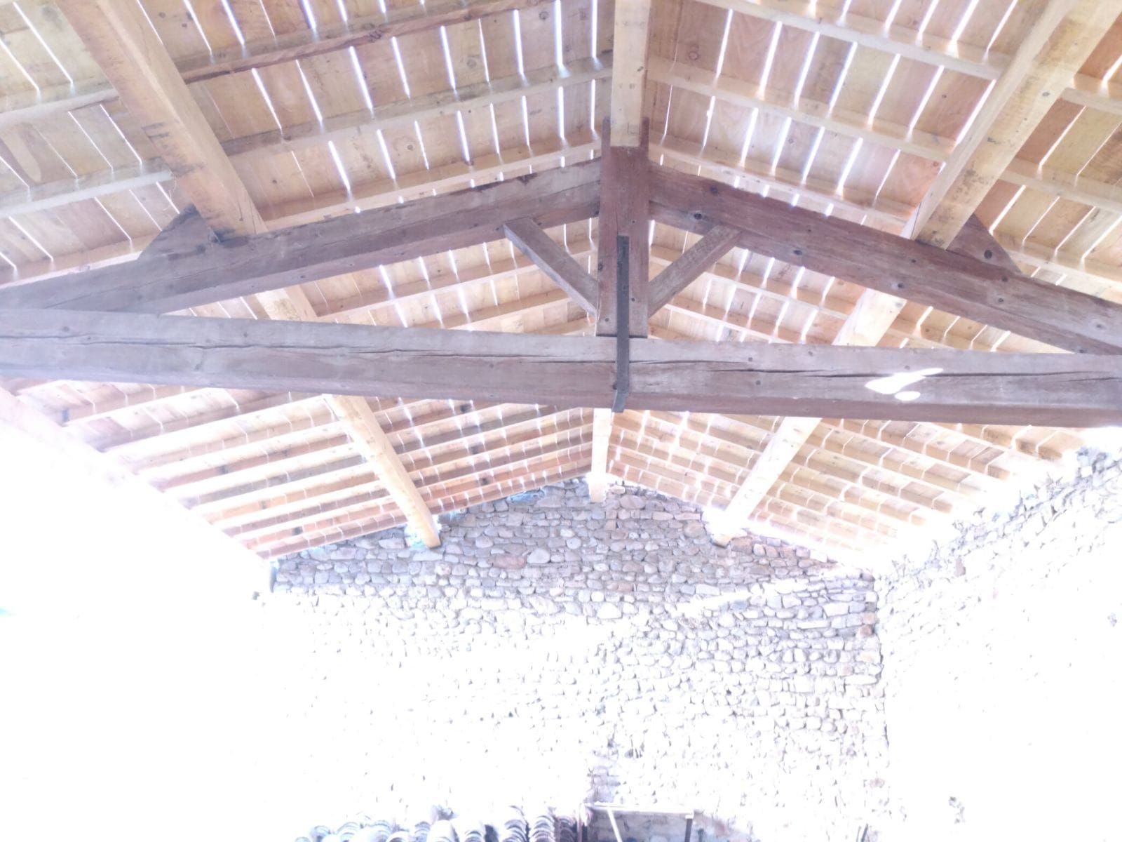 Rénovation d'une partie de la charpente d'un bâtiment.