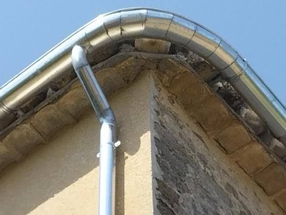 Éléments de zinguerie d'une maison ancienne.