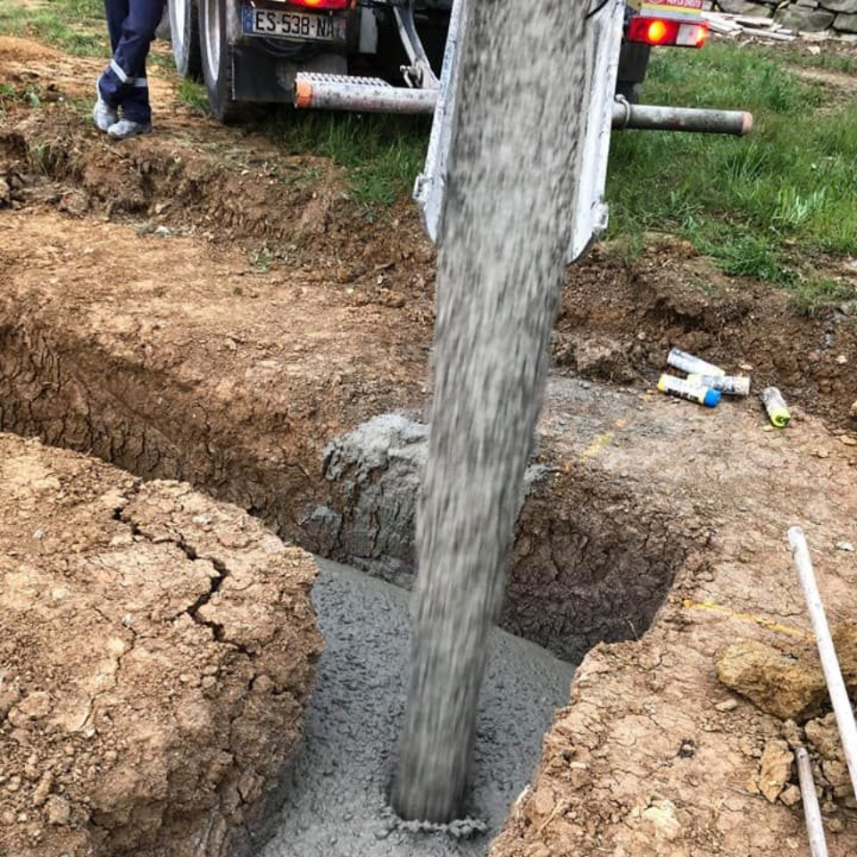 Béton coulé du camion-toupie.