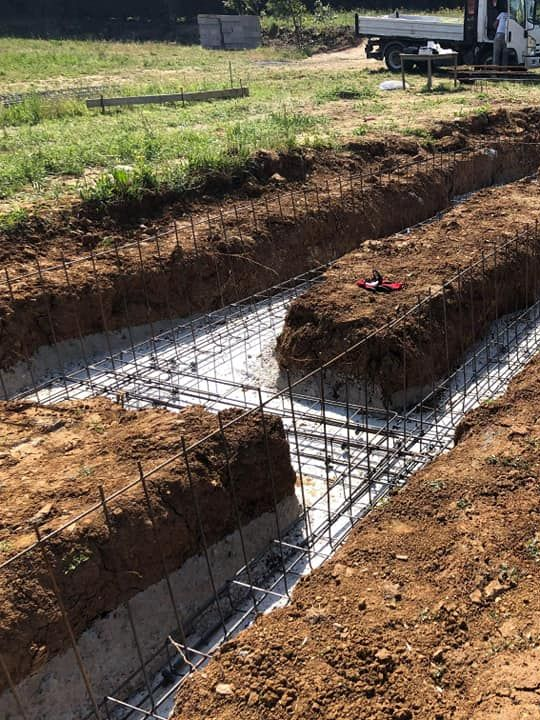 Béton dans des tranchées avec chaînage horizontal périphérique.