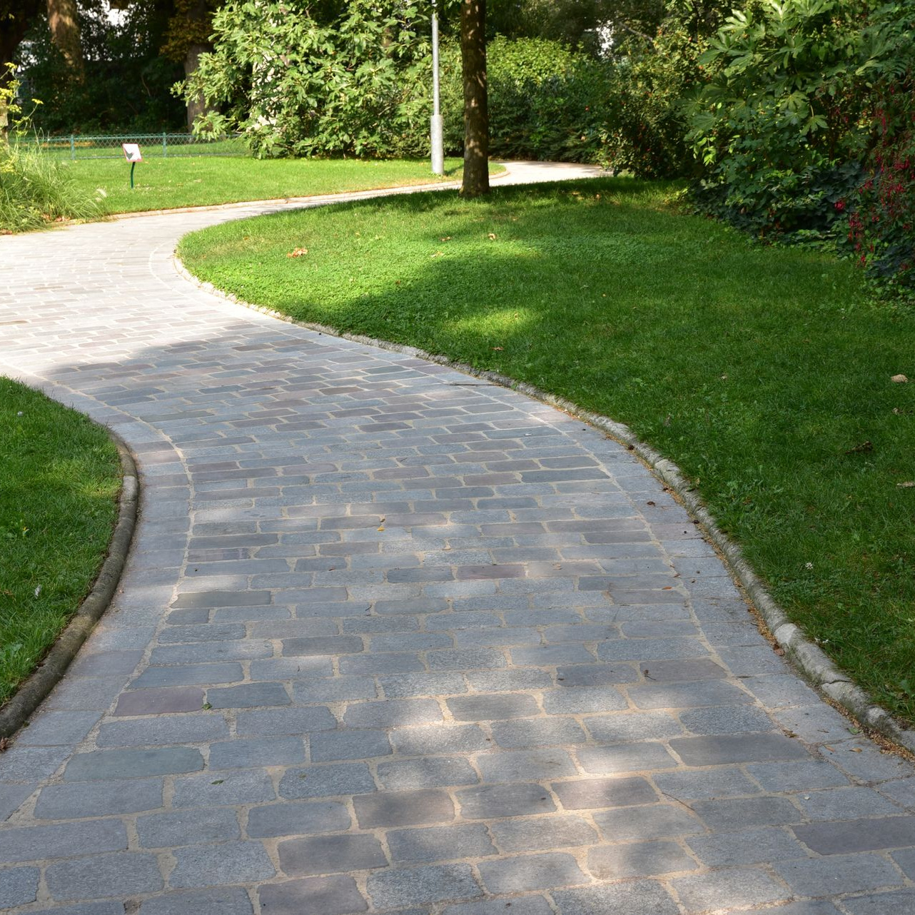 Allée pavée dans un jardin.