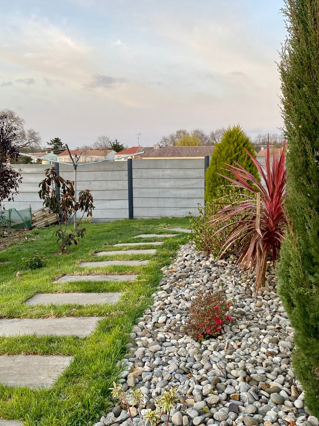 Allée formée de plaques posées sur le sol, espacées de quelques centimètres.