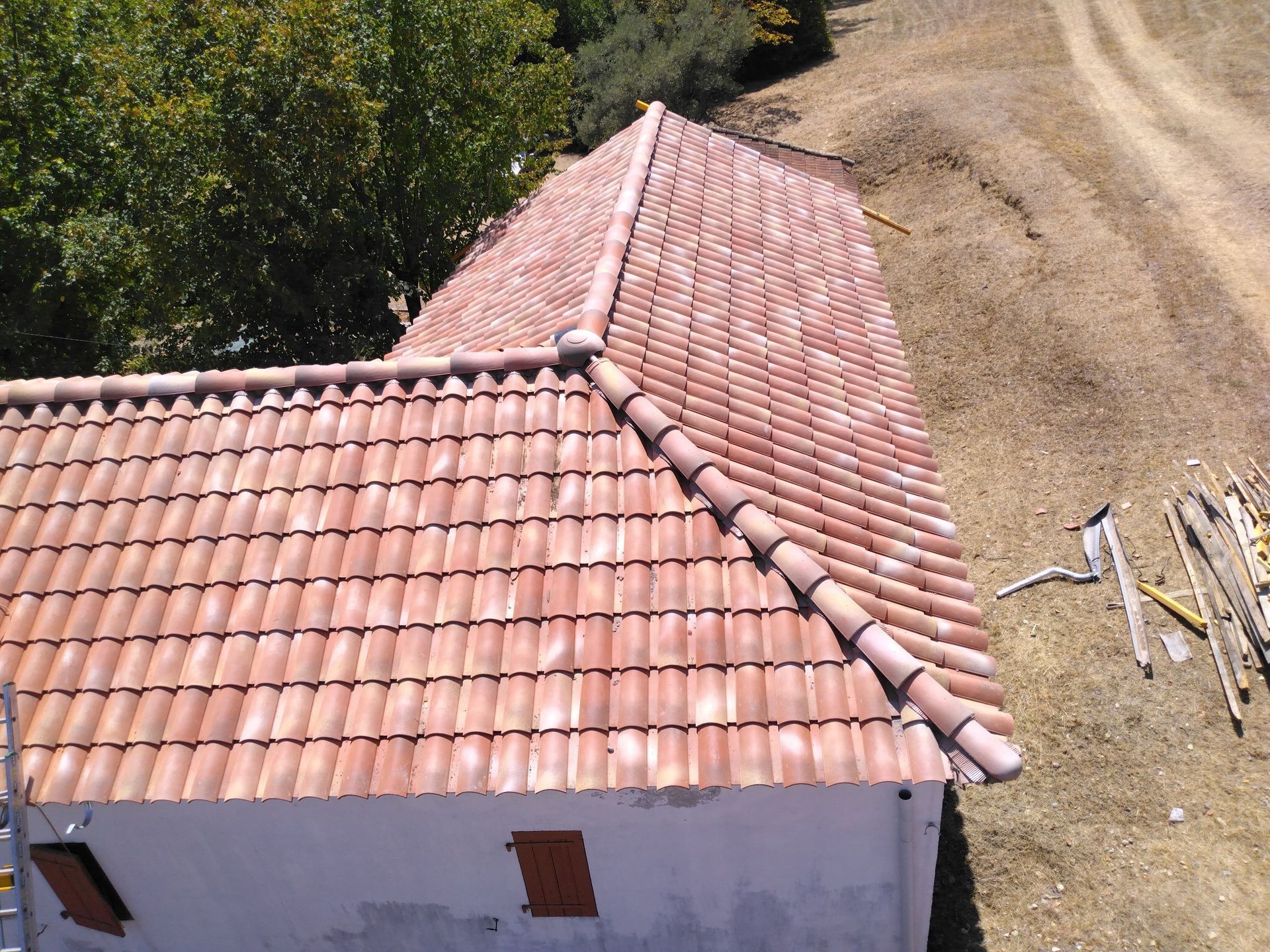 Toiture en tuiles d'un maison d'angle.