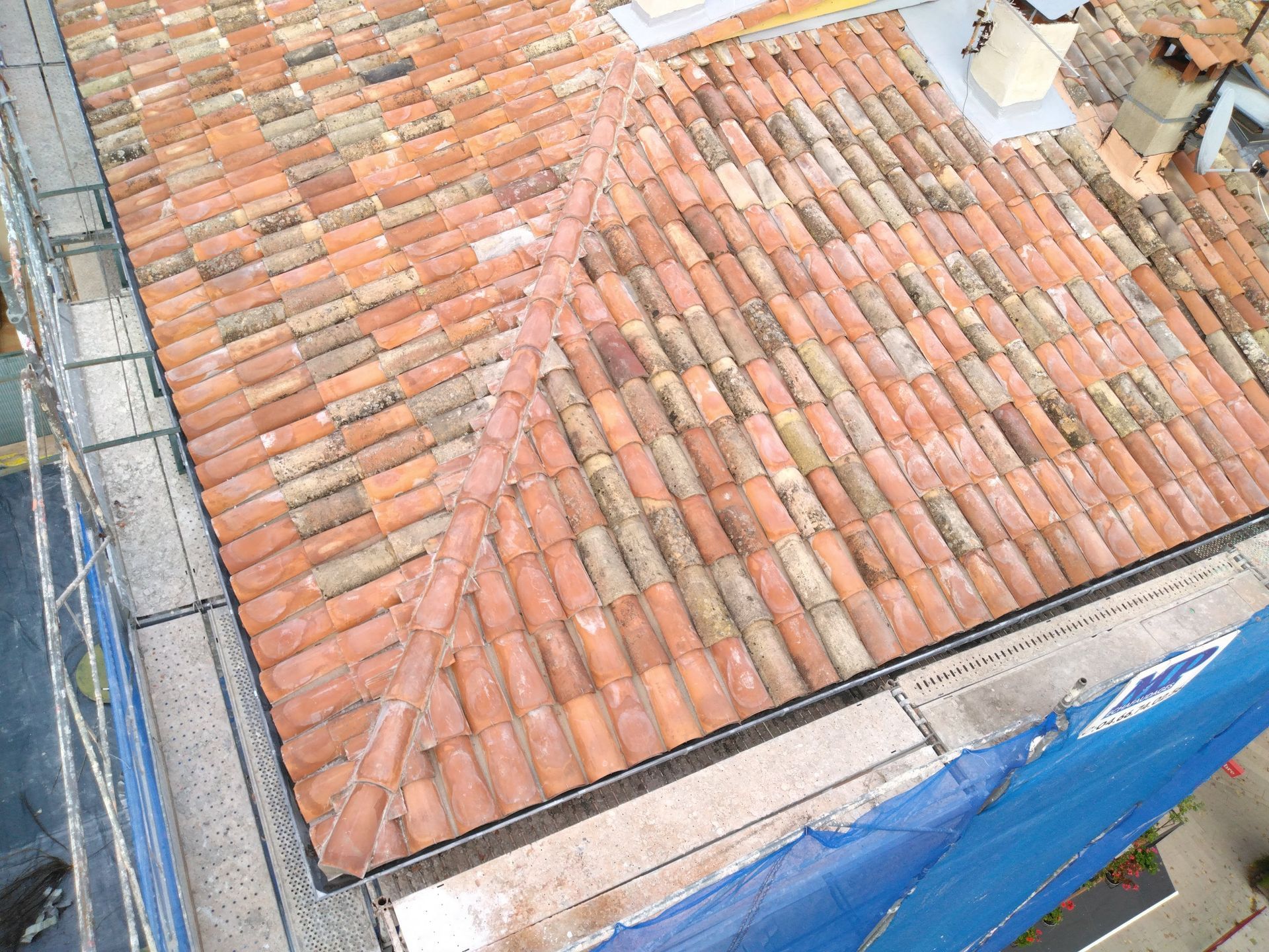 Angle d'une toiture en tuiles vue d'en haut.