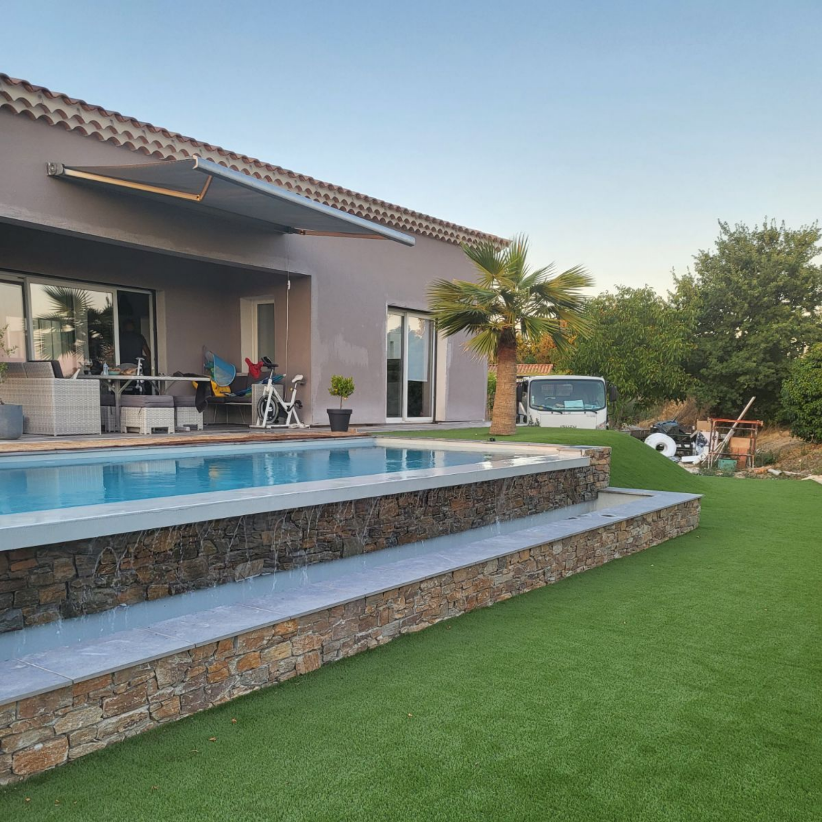 Piscine à débordement sur le côté d'une maison.