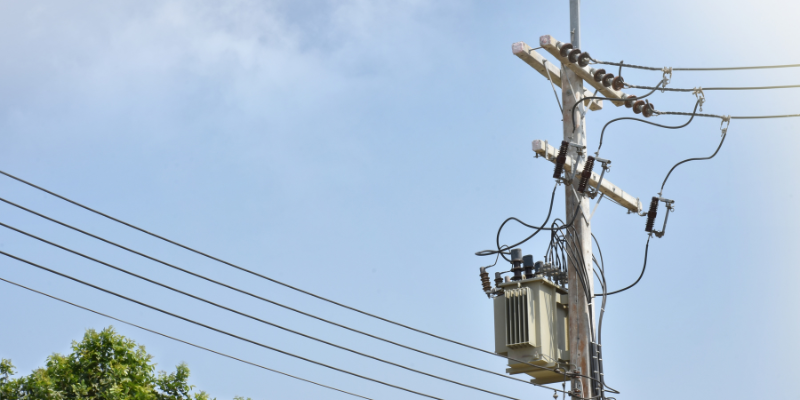 Un poteau électrique avec un transformateur attaché.