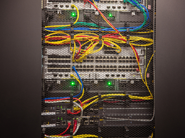 Un routeur avec trois antennes est posé sur une table.
