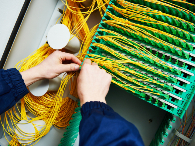 Un routeur blanc est branché sur une prise murale.