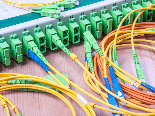 Un rack de serveur avec beaucoup de fils qui en sortent