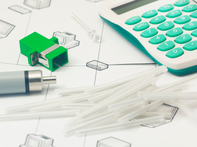 Une personne branche un tas de fils sur un serveur.