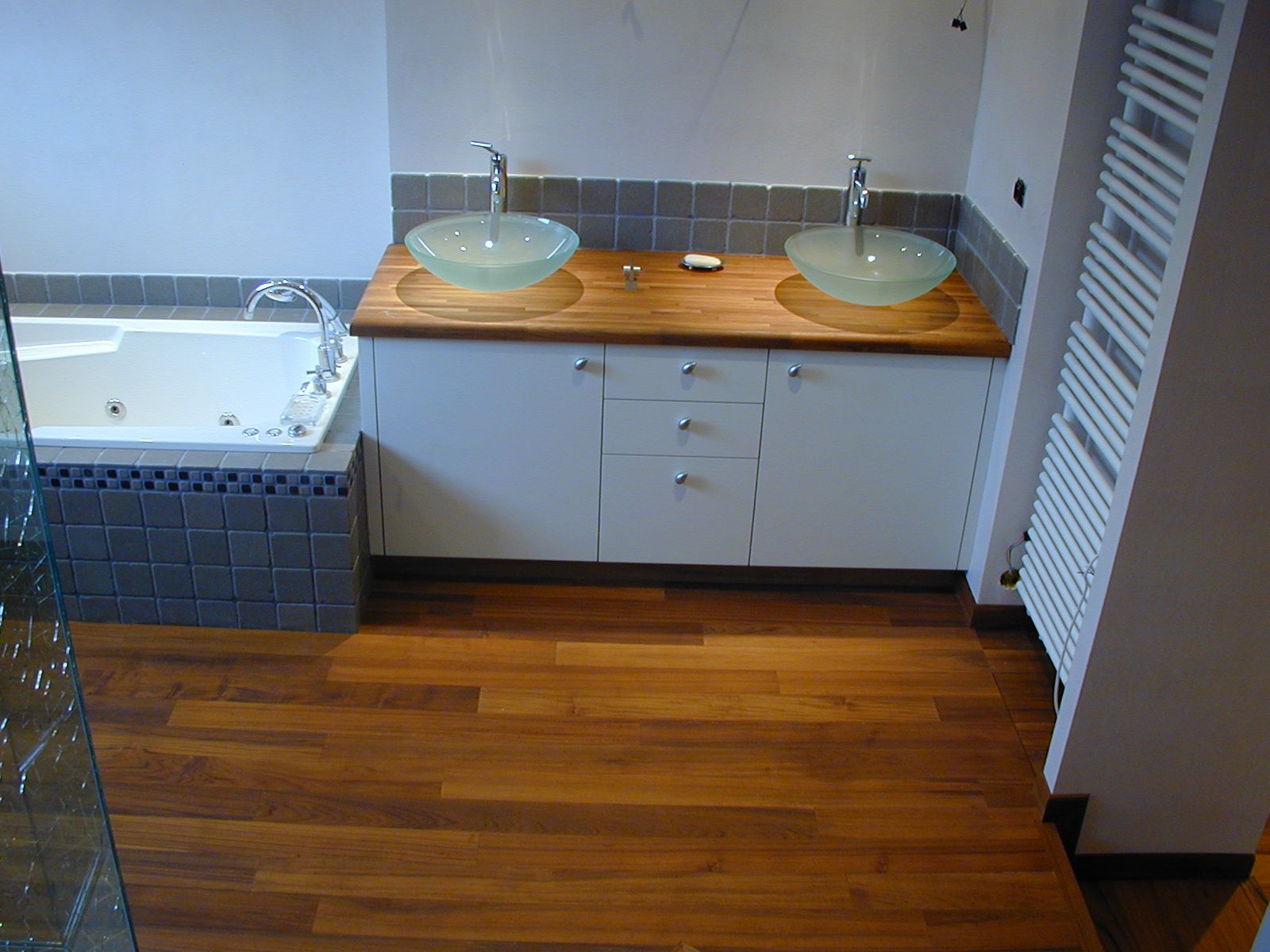 Pose de parquet dans une salle de bains