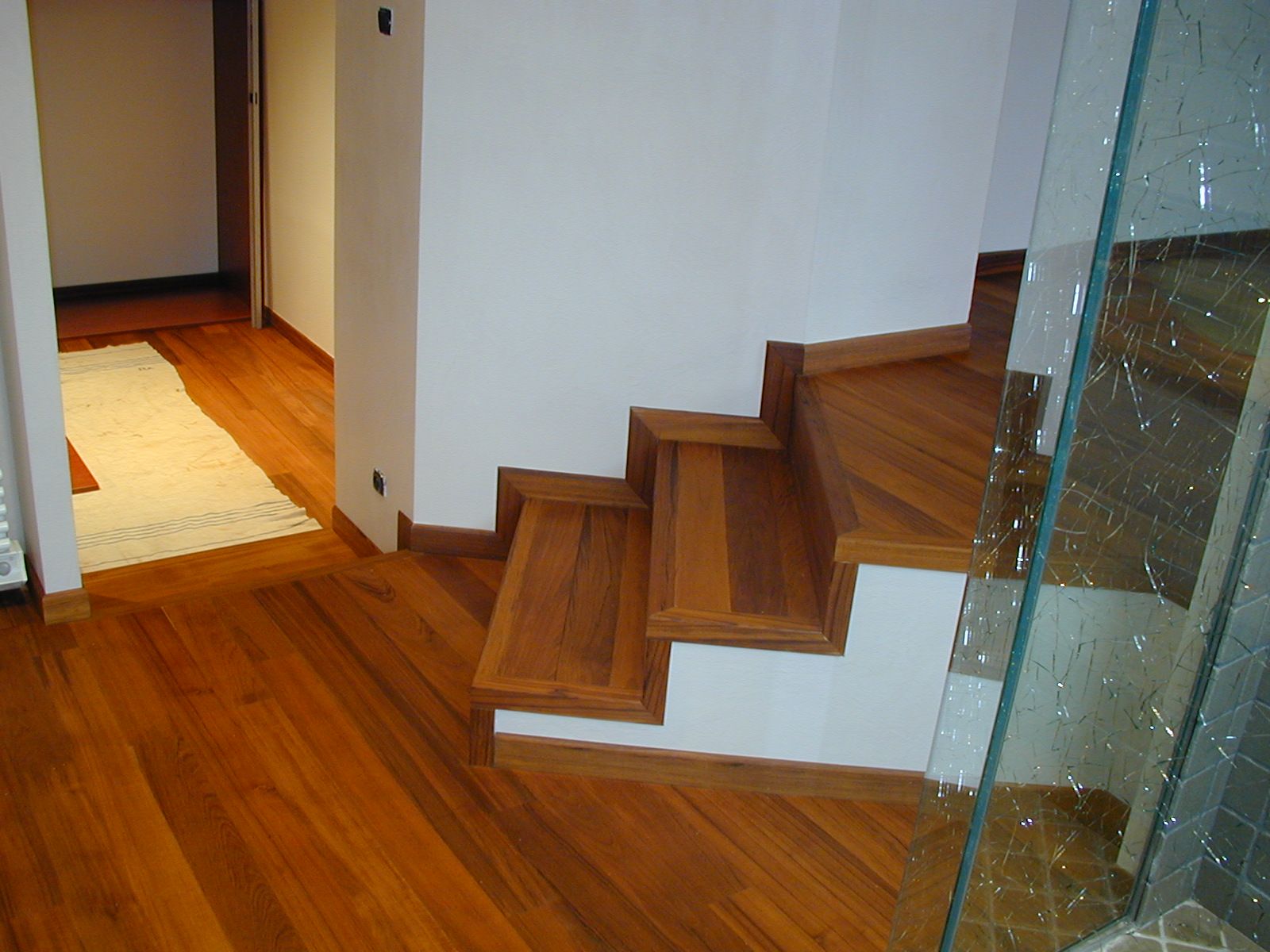 Pose de parquet et sol et sur l'escalier