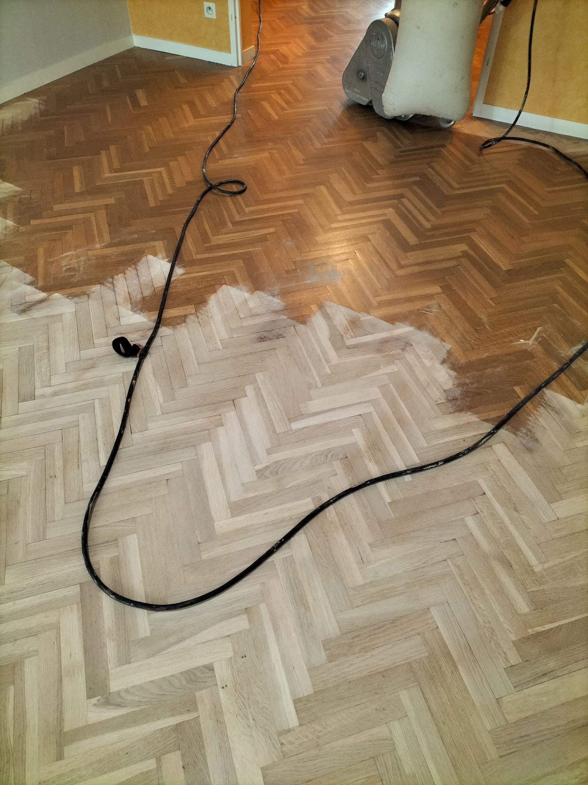 Ponçage de parquet à bâtons rompus