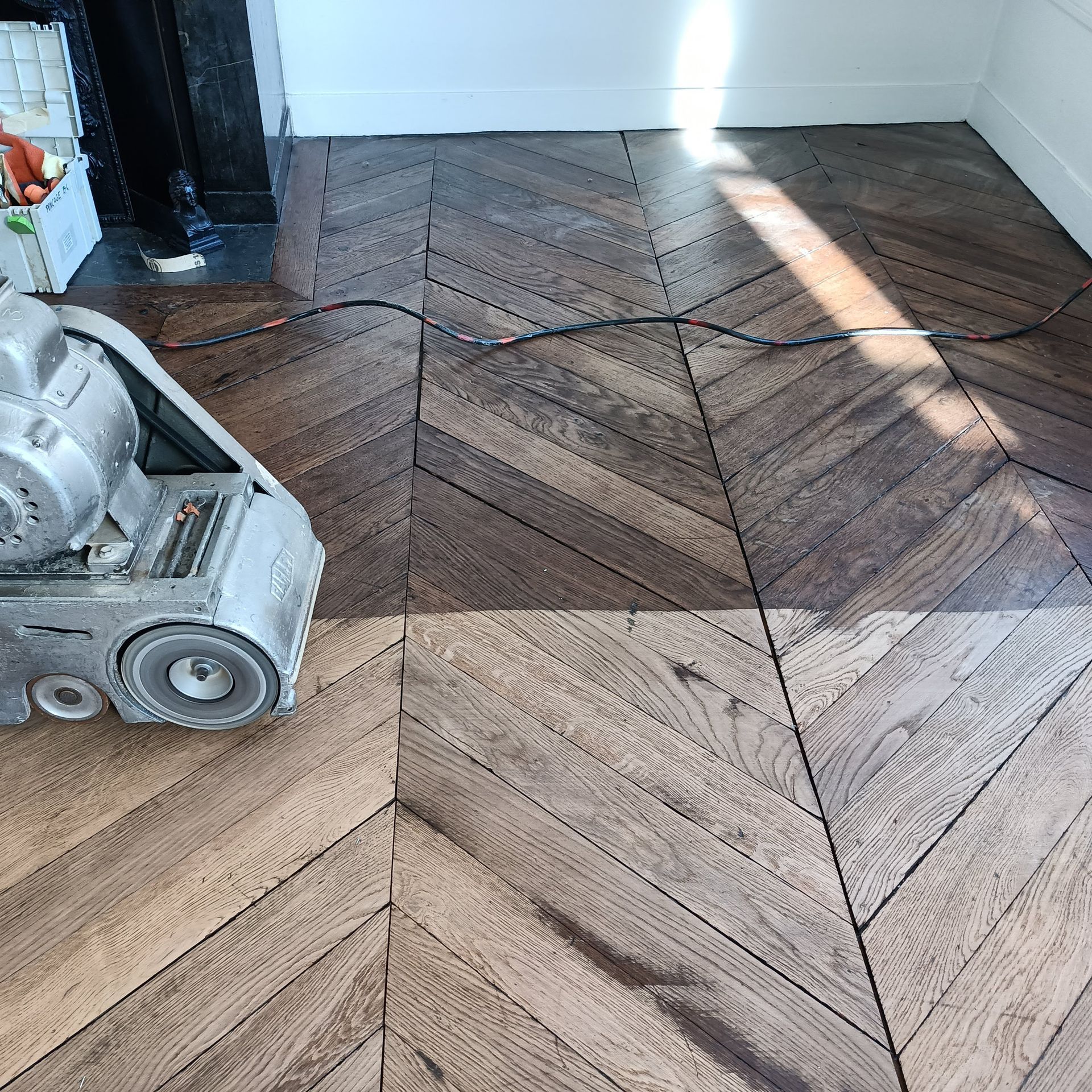 Ponçage de parquet en point de Hongrie