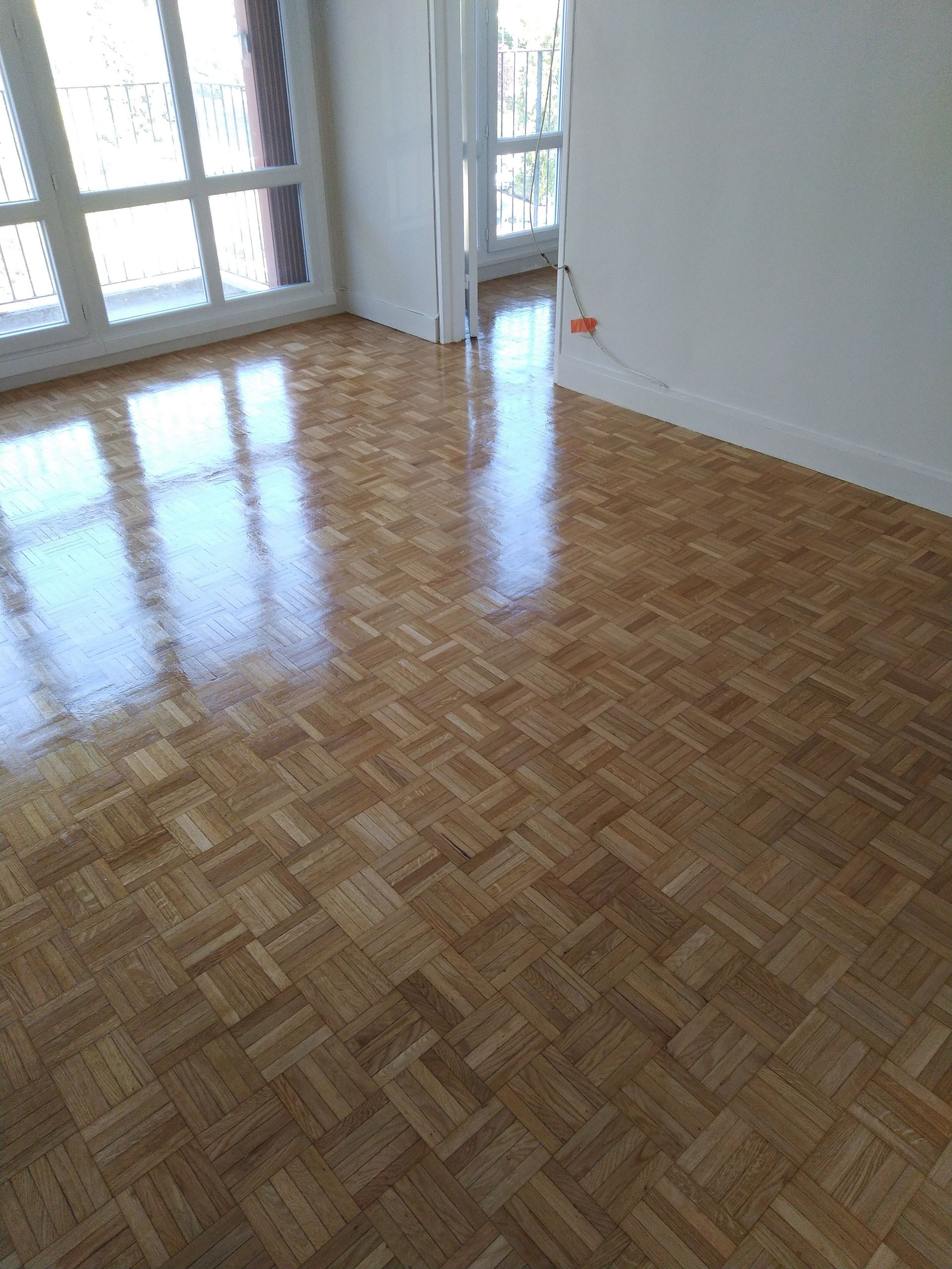 Vitrification d'un parquet en damier