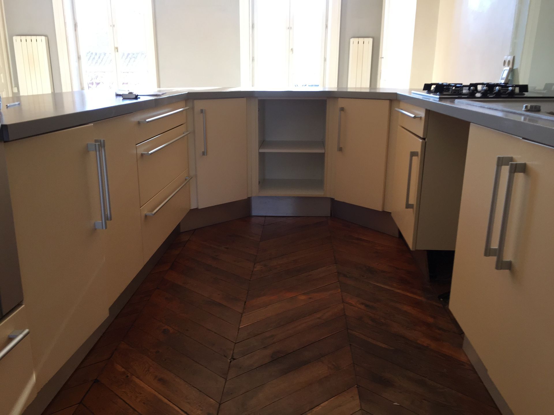 Pose de parquet dans une cuisine