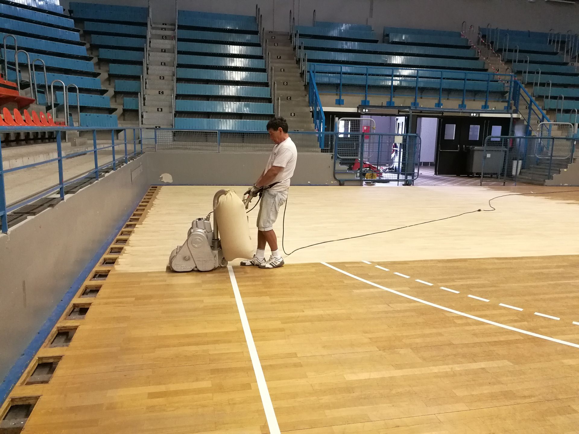 Ponçage de parquet de basketball