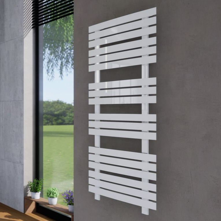 Sèche-serviettes horizontal blanc sur un mur gris à côté d'une fenêtre.