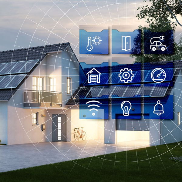 Concept de maison intelligente : maison équipée de panneaux solaires, d’icônes d’interface numérique superposées, vélo dans le garage.