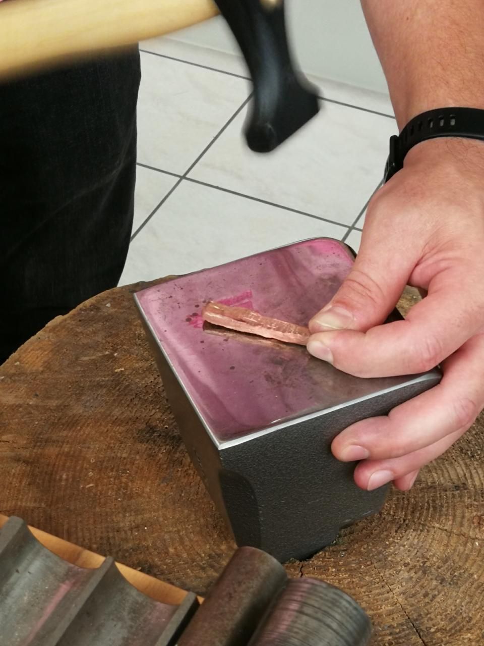 AF Goldschmiede, Schmuckstück wird mit lila Flüssigkeit bearbeitet