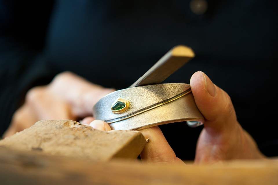 AF Goldschmiede, Goldring wird bearbeitet