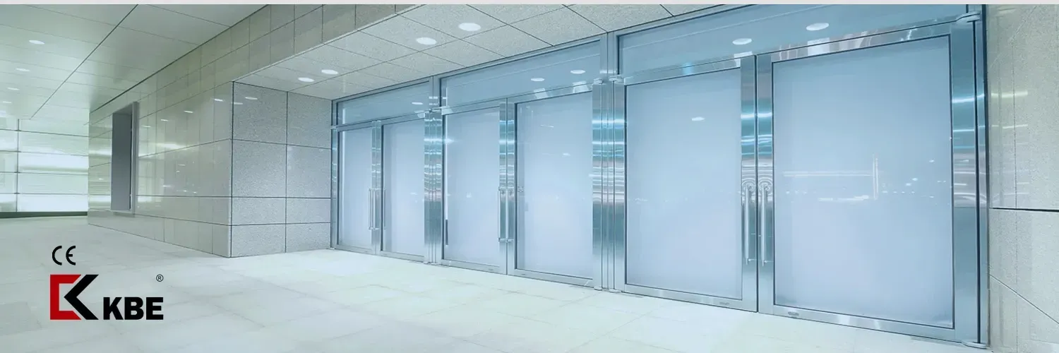 Un pasillo con muchas puertas de vidrio en un edificio.