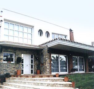 Una gran casa blanca con escaleras que conducen a ella.