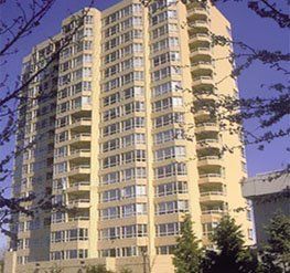 Un edificio alto con muchas ventanas y balcones.