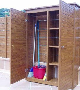 Un armario de madera con un trapeador y un balde dentro.