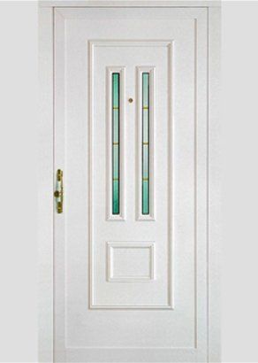 Una puerta blanca con dos ventanas verdes y un tirador dorado