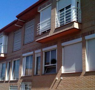 Un edificio de ladrillo con muchas ventanas y balcones.