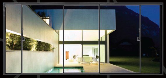 Una imagen de una casa con puertas corredizas de vidrio