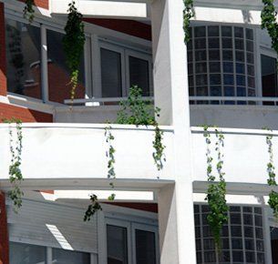 Un edificio con muchas ventanas y balcones