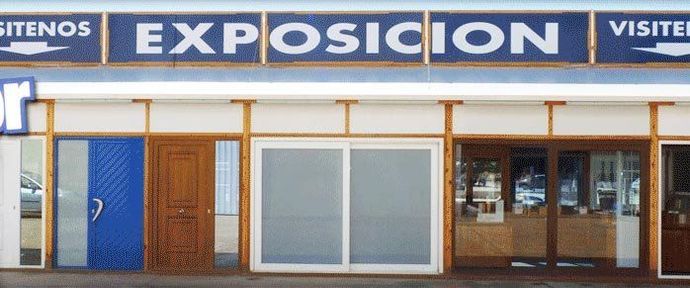 Un edificio con un cartel que dice 'exposición'.
